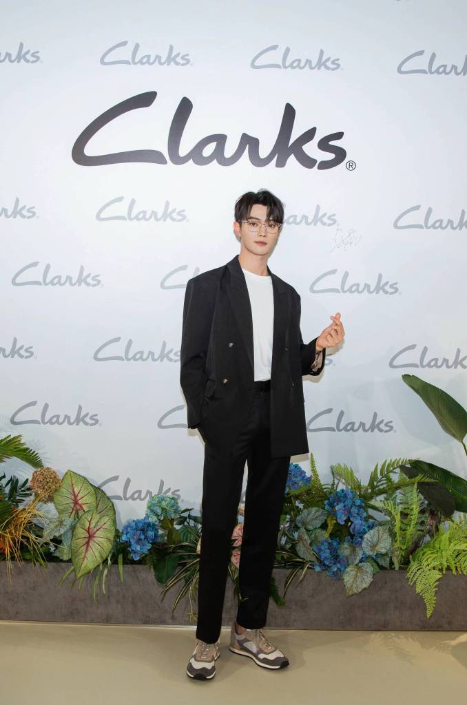 许凯鞋履品牌活动写真 黑西装秀大长腿精致帅气