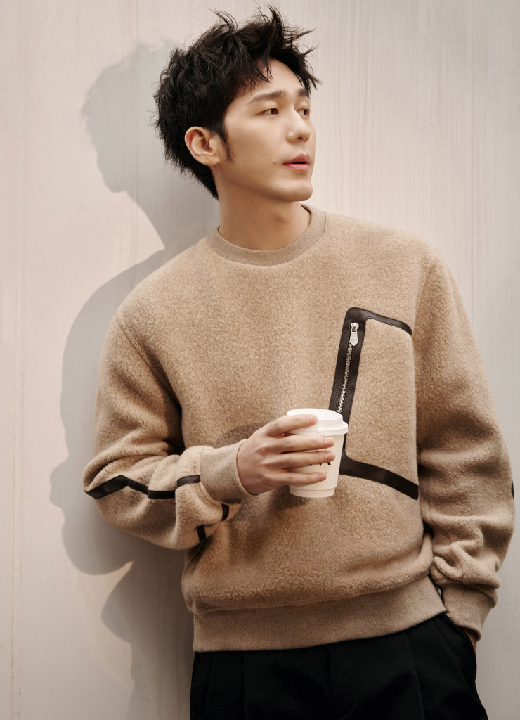 白宇分享秋日写真 午后街角小憩品味慢时光