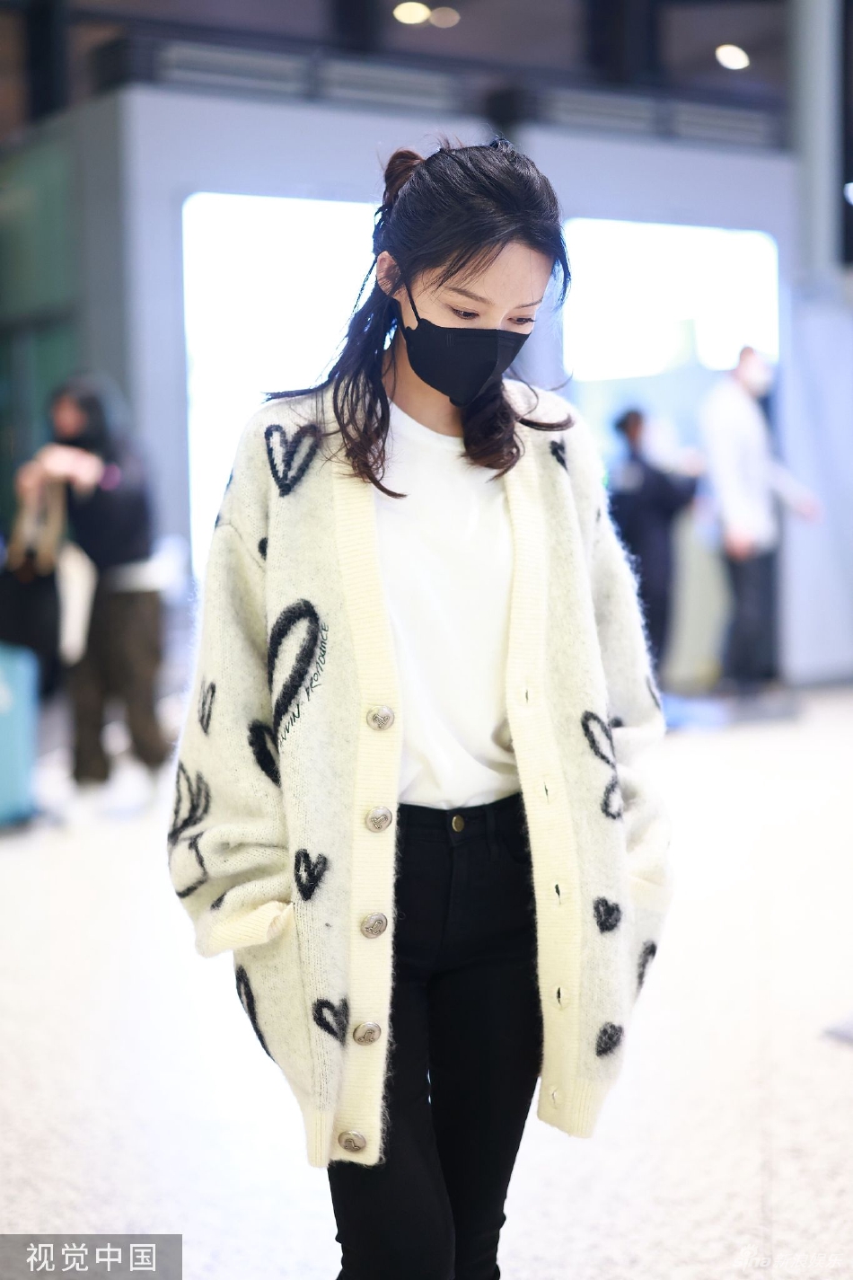 组图:李沁爱心花纹毛衣造型现身机场 长发披肩温柔