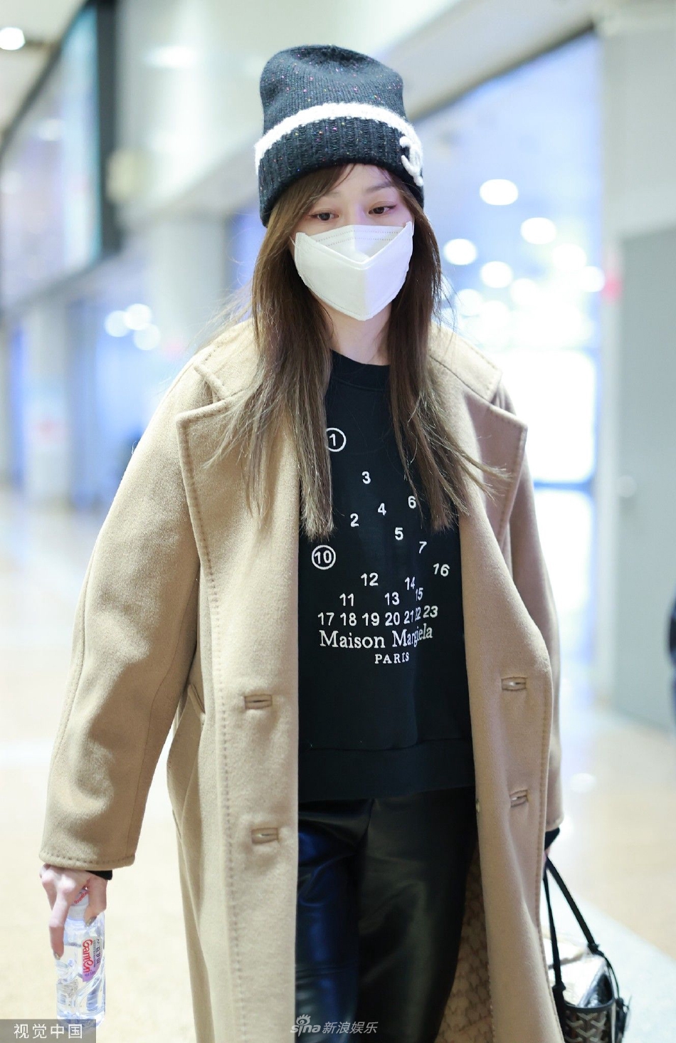 组图:王心凌元旦现身机场 驼色大衣 冷帽保暖又舒适