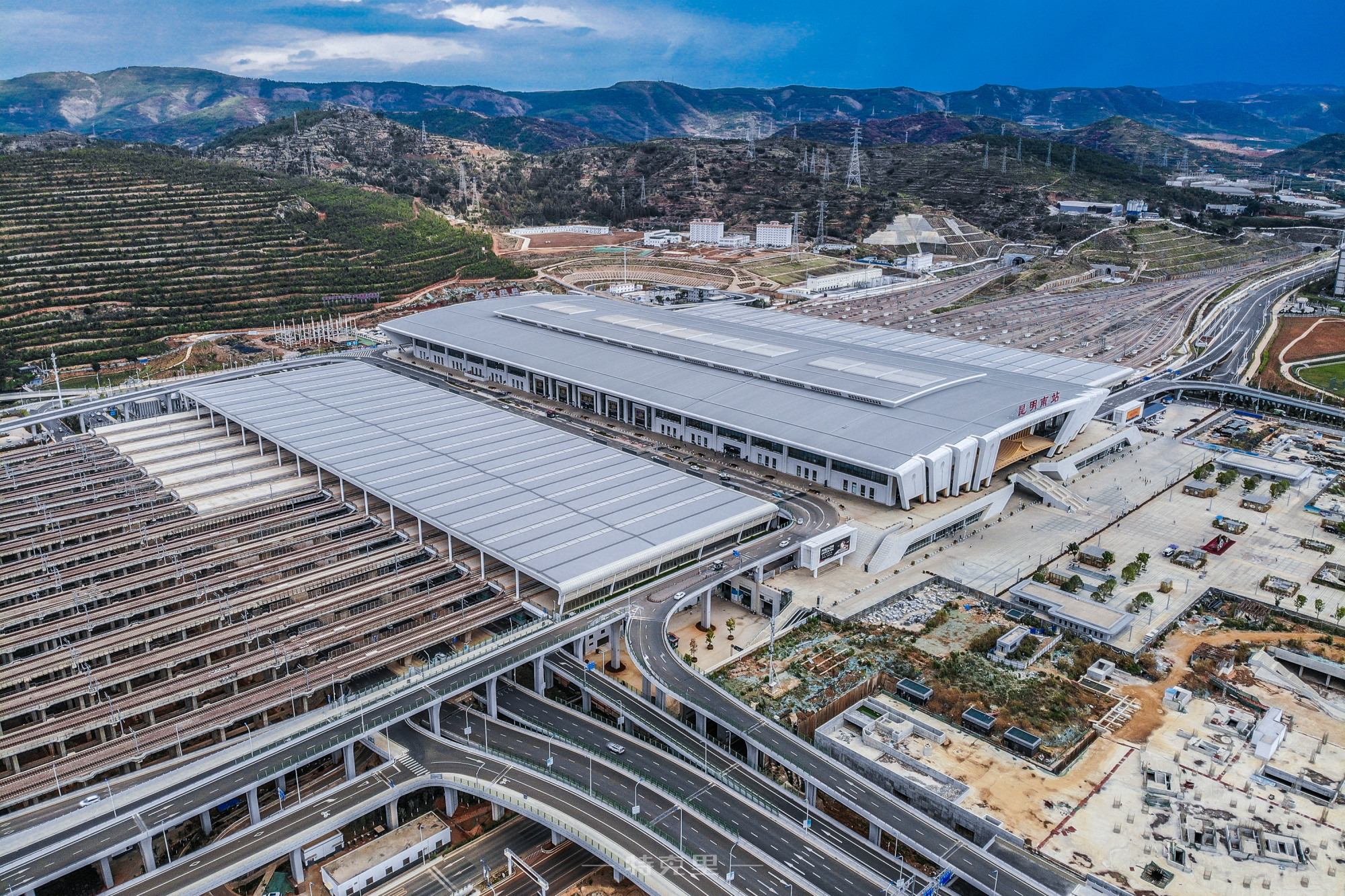 航拍云南最大的高铁站,结束了云南不通高铁的历史