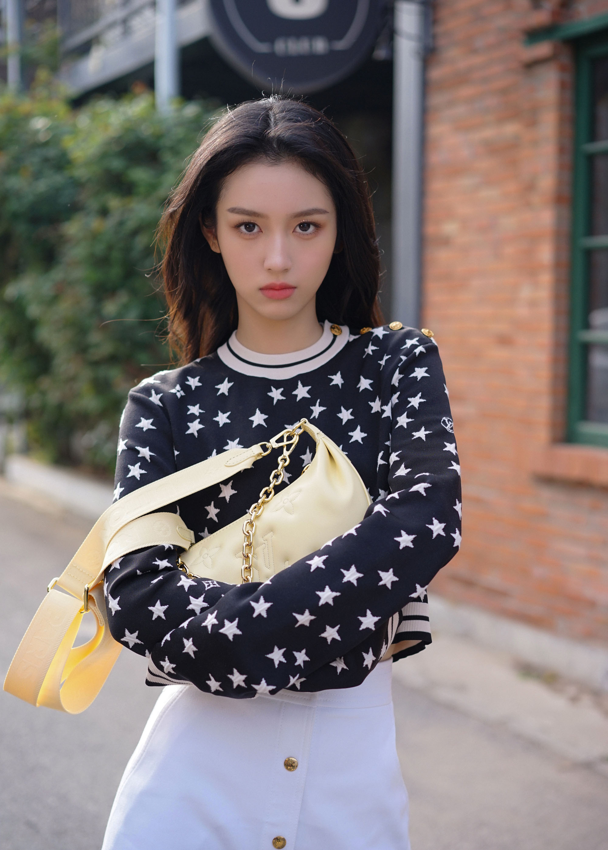 周也小红唇街拍,气质拿捏得死死的