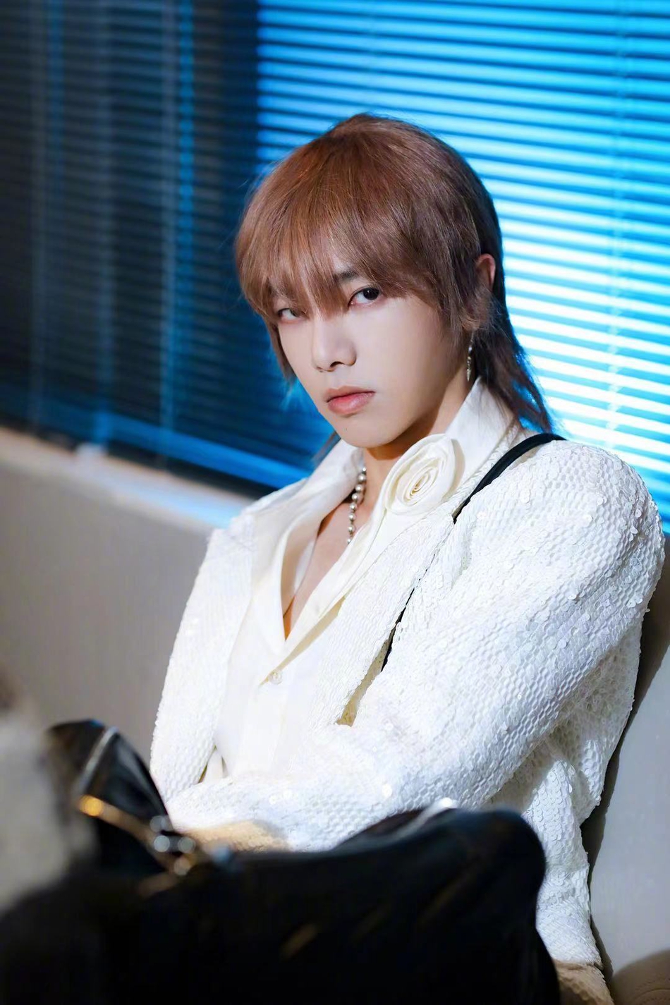 组图:华晨宇简约黑白套装造型曝光 雾粉色鲻鱼头漫画感十足