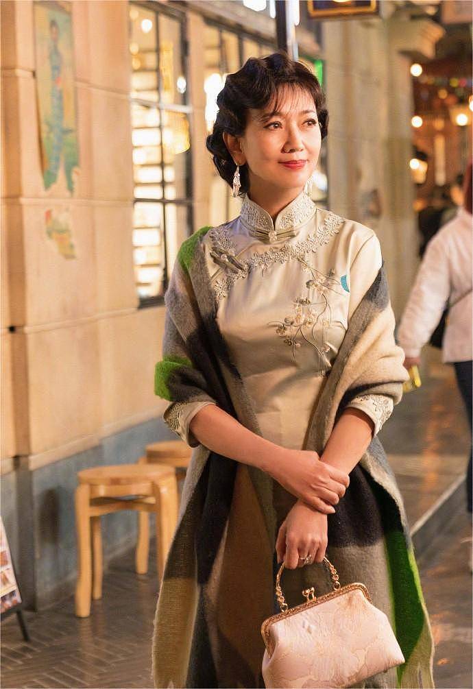 组图:赵雅芝一袭素色旗袍韵味十足 露笑颜唇红齿白气色极佳