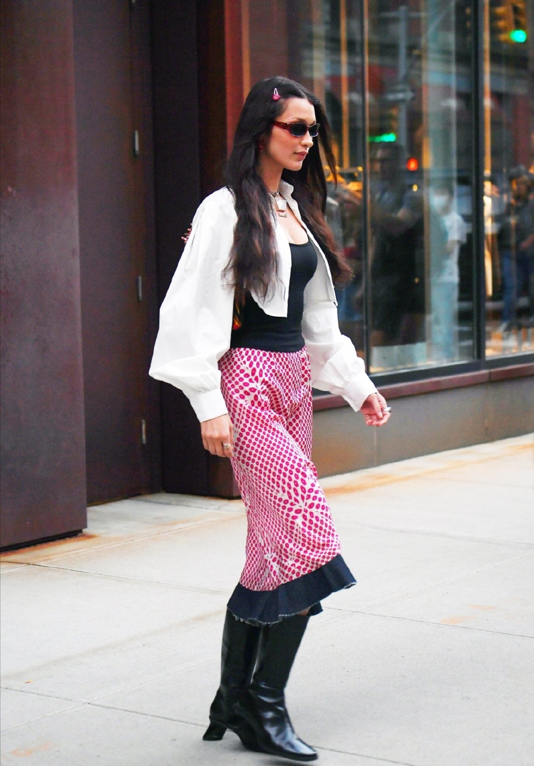 超模贝拉·哈迪德街拍,长发飘飘,身材高挑,美丽性感