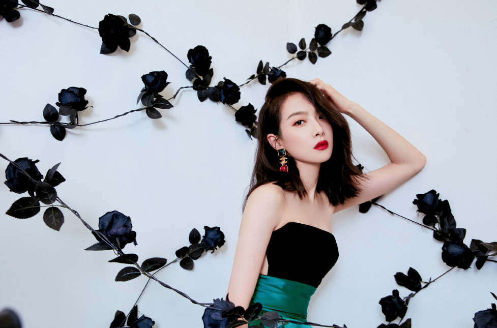 宋茜穿黛绿烟波礼服,大秀纤细锁骨和"天鹅颈"