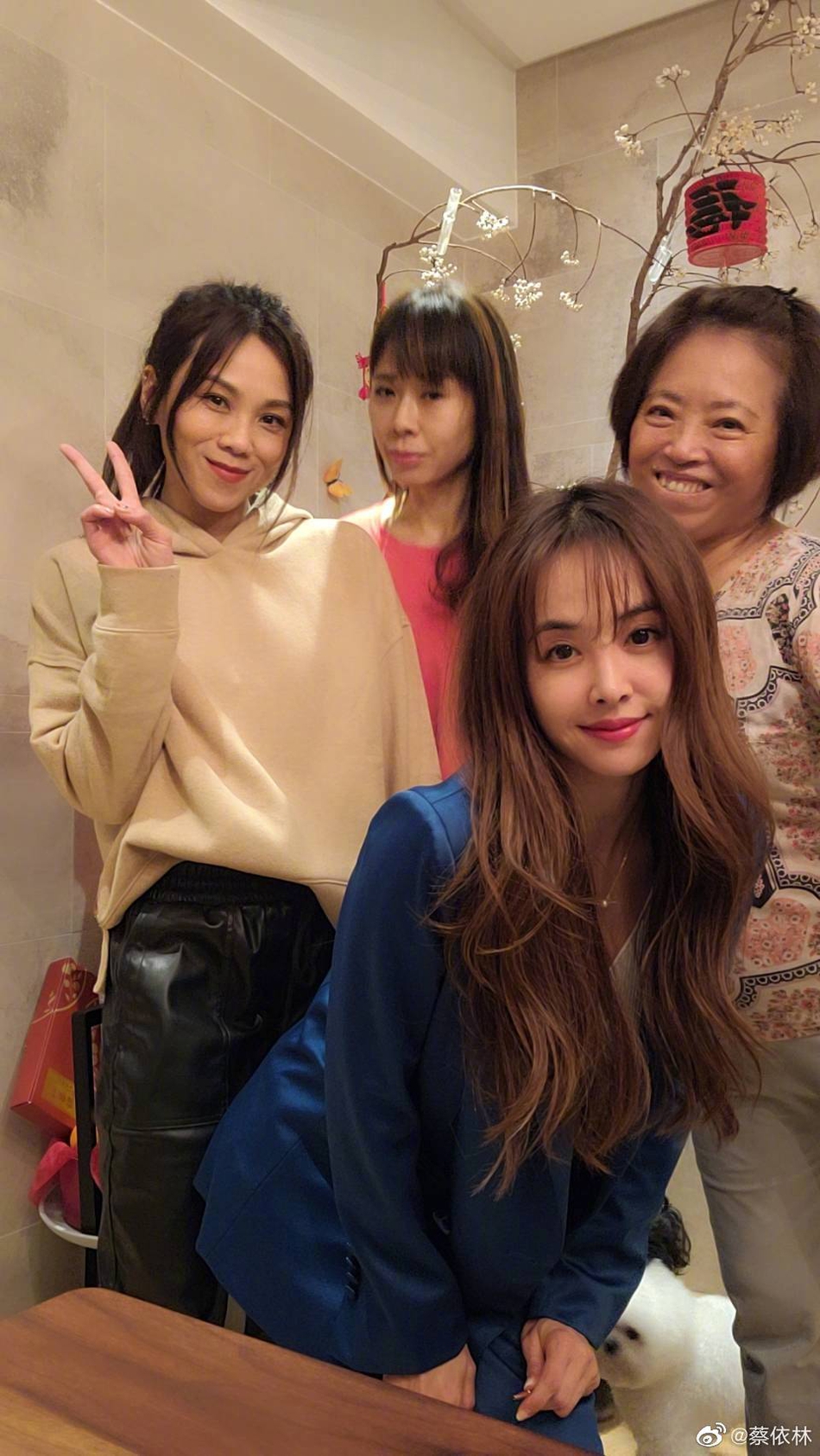 组图:蔡依林蔡健雅合体迎新年 拍红包合照脸上洋溢笑容喜庆十足