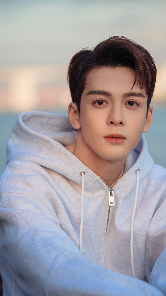 曾舜晞灰色帽衫运动裤 干净治愈氛围感十足