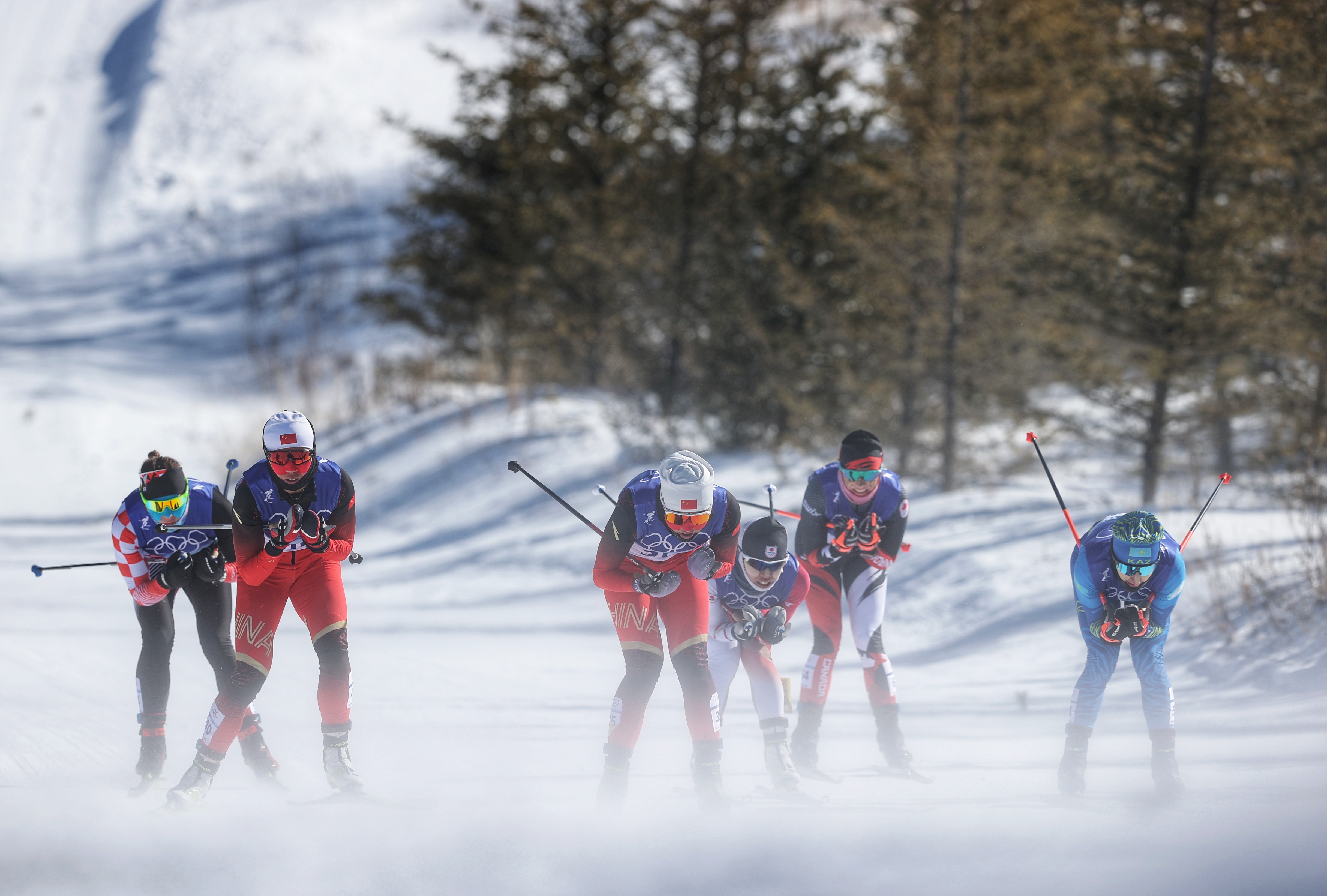 越野滑雪女子30公里集体出发,挪威选手摘金