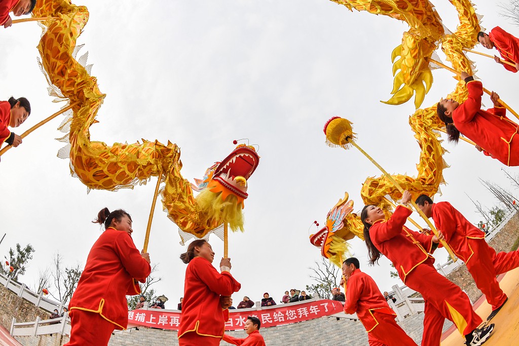 湖北宜都:长江退捕上岸渔民舞龙迎新春