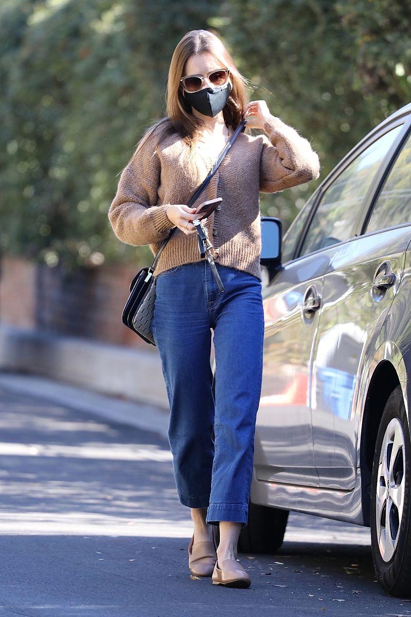 莉莉·柯林斯街拍:羊毛短开衫蓝色牛仔裤 ysl monogram挎包清爽休闲