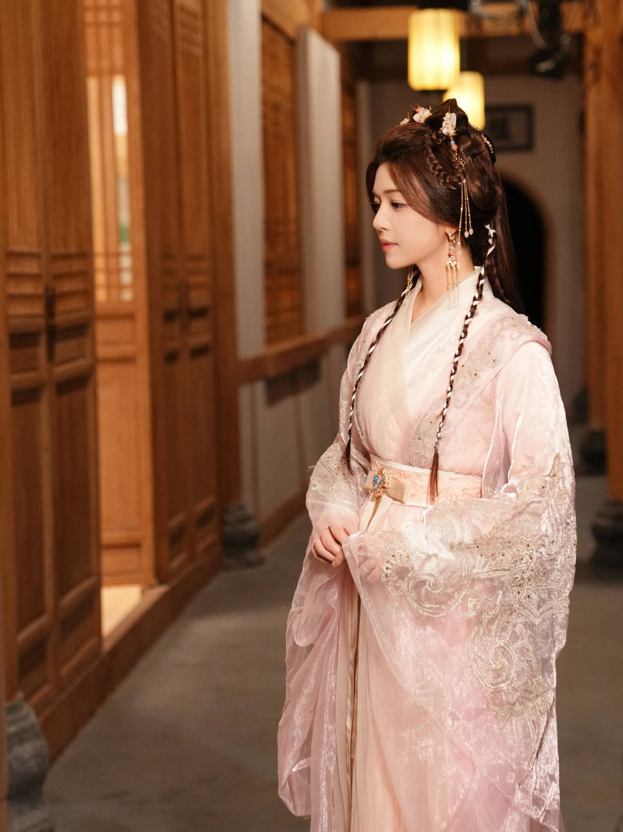 组图:陈妍希再挑战古装造型 温婉闺秀飒爽侠女尽显双面魅力