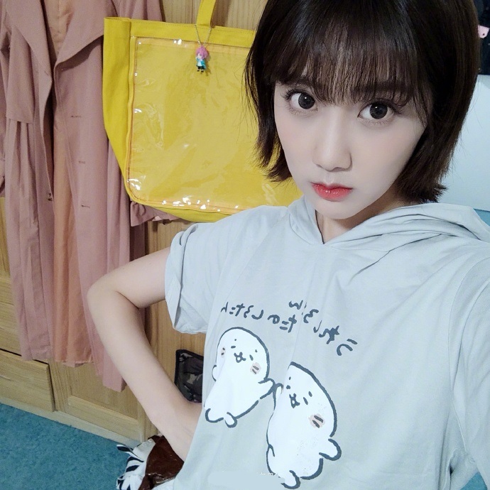 美女艺人李艺彤可爱美照欣赏