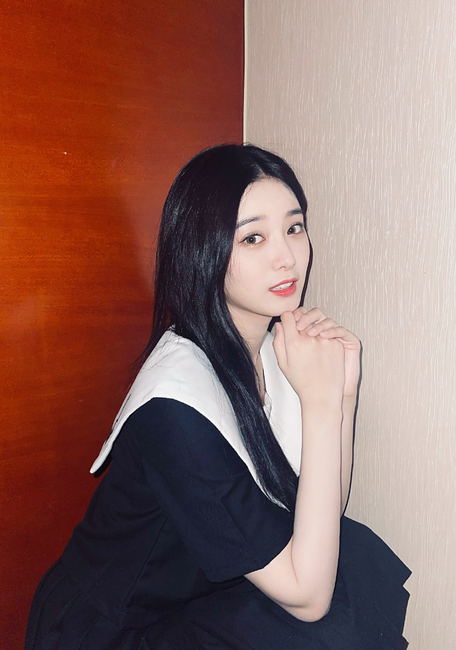 徐艺洋写真美图:花枝招展,楚楚动人