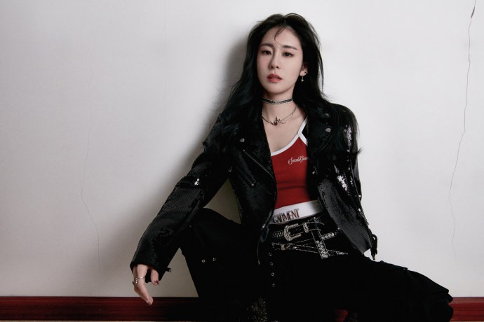 张碧晨黑色皮衣好酷