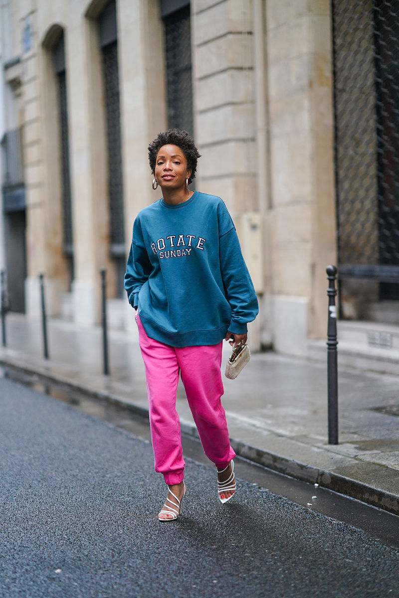 博主ellie delphine街拍:rotate卫衣 运动裤 fendi毛毛法棍包休闲撞色