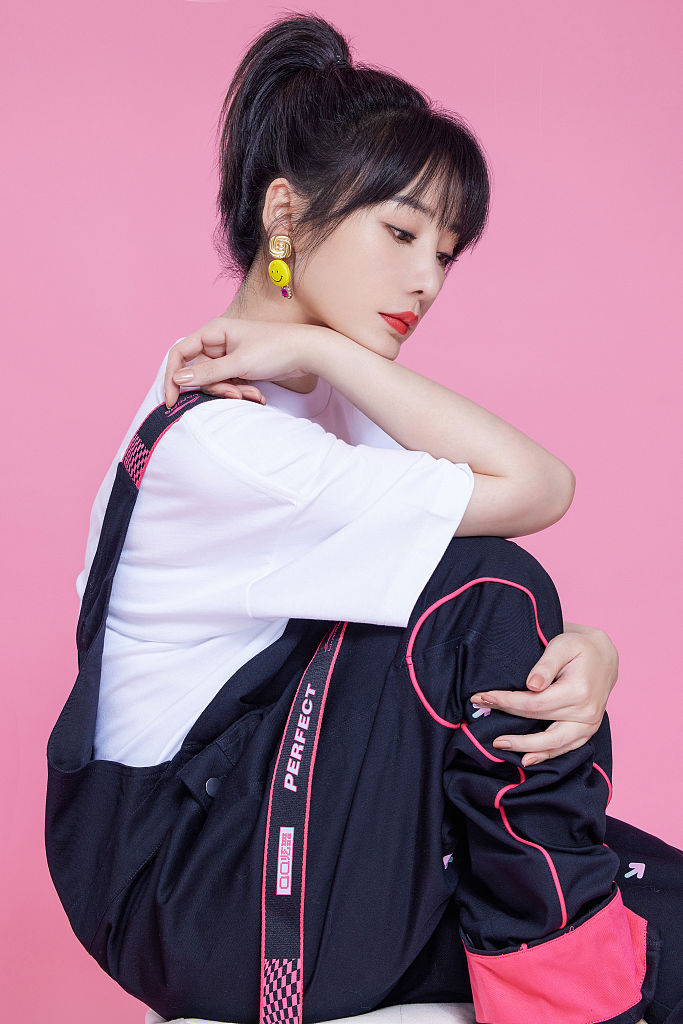 柳岩趣味棒球大片元气靓丽 高马尾背带裤造型真·甜酷girl