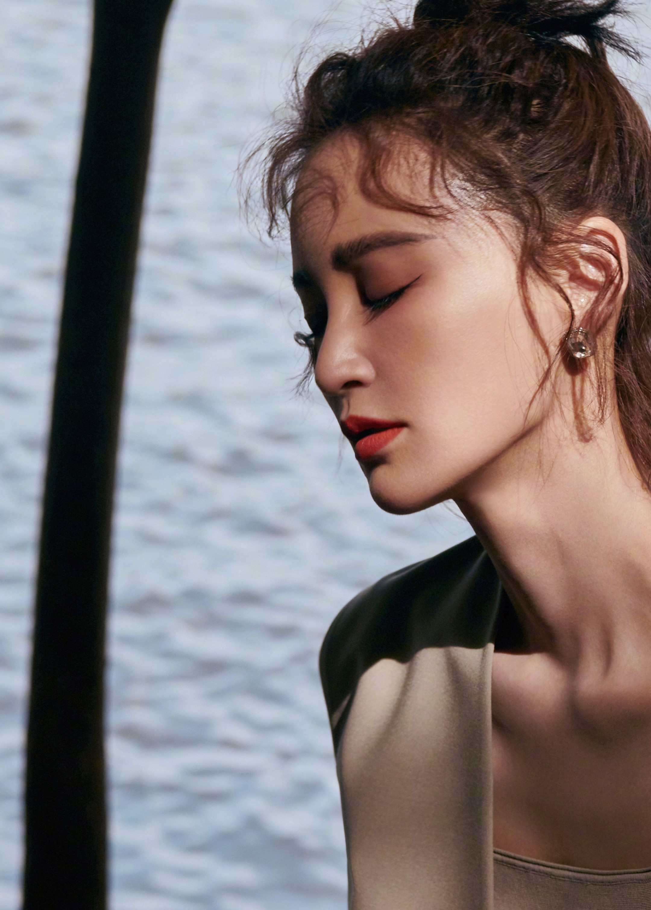 张歆艺唯美治愈的写真尽显少女气息,酷酷的她依旧那么美丽!