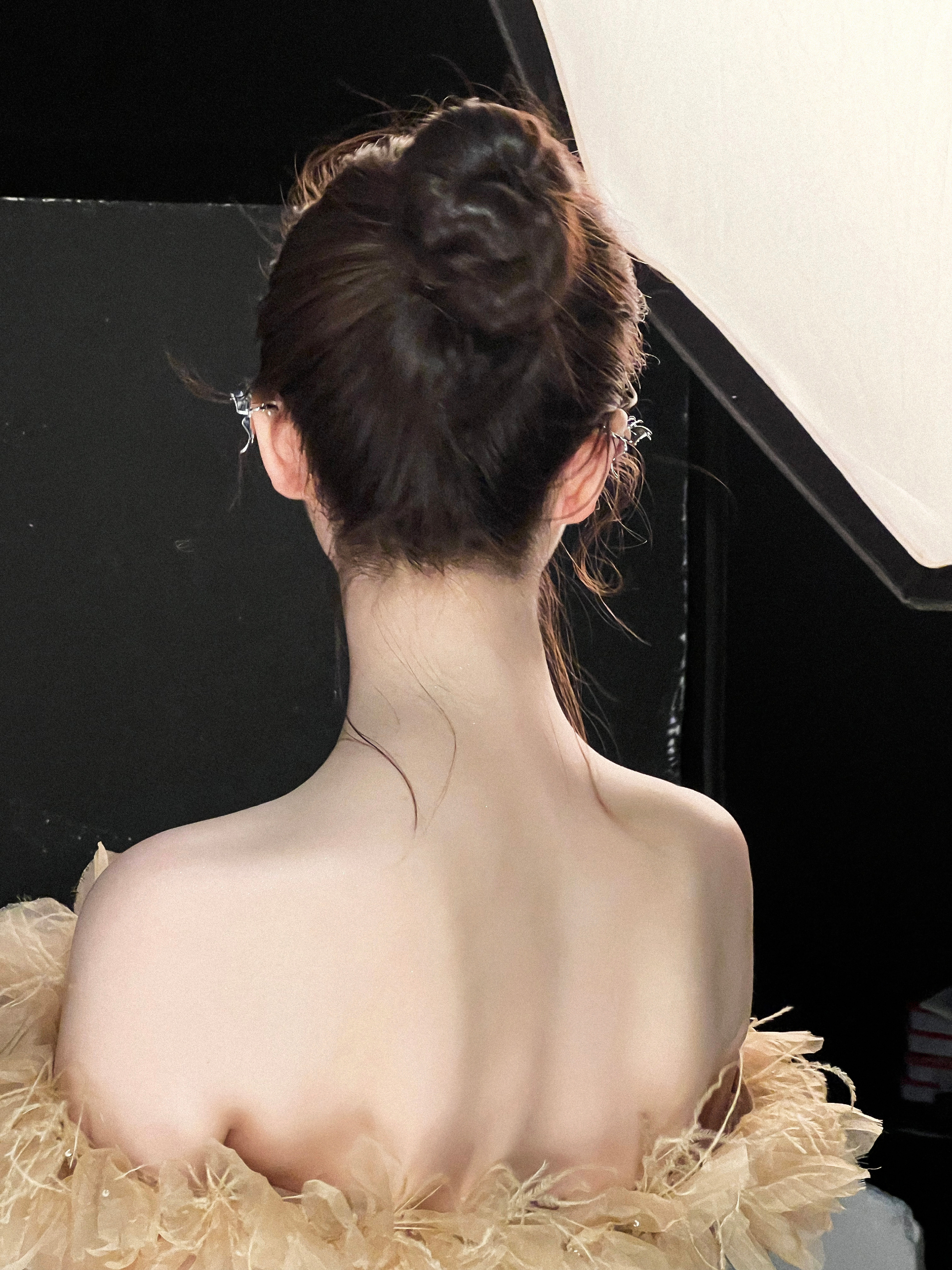 刘诗诗金色抹胸裙高贵优雅 秀修长天鹅颈气质超群