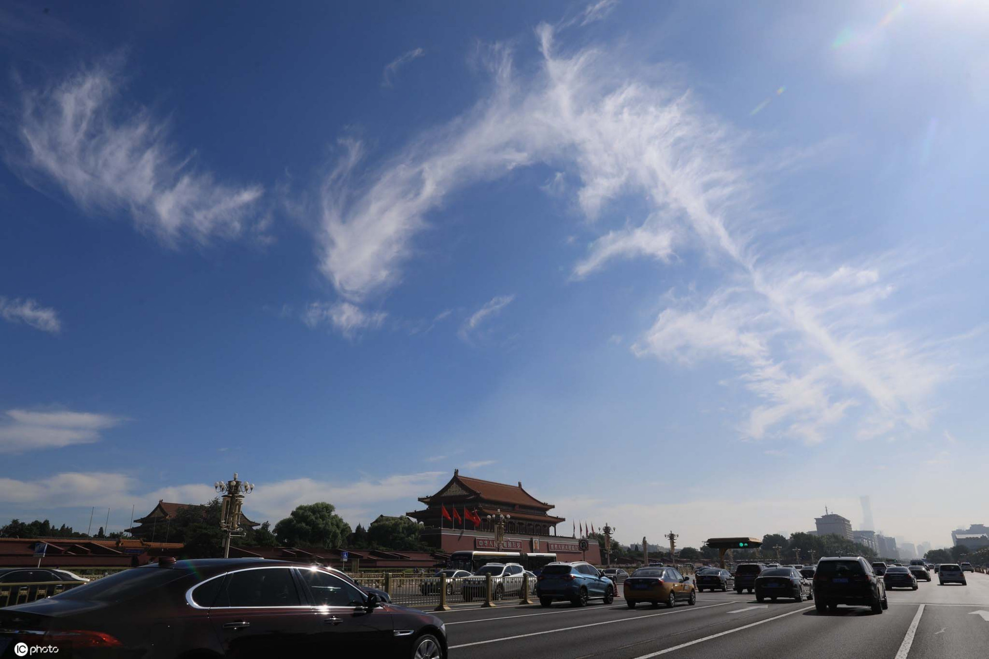 北京天空出现绝美云彩酷似一条长龙