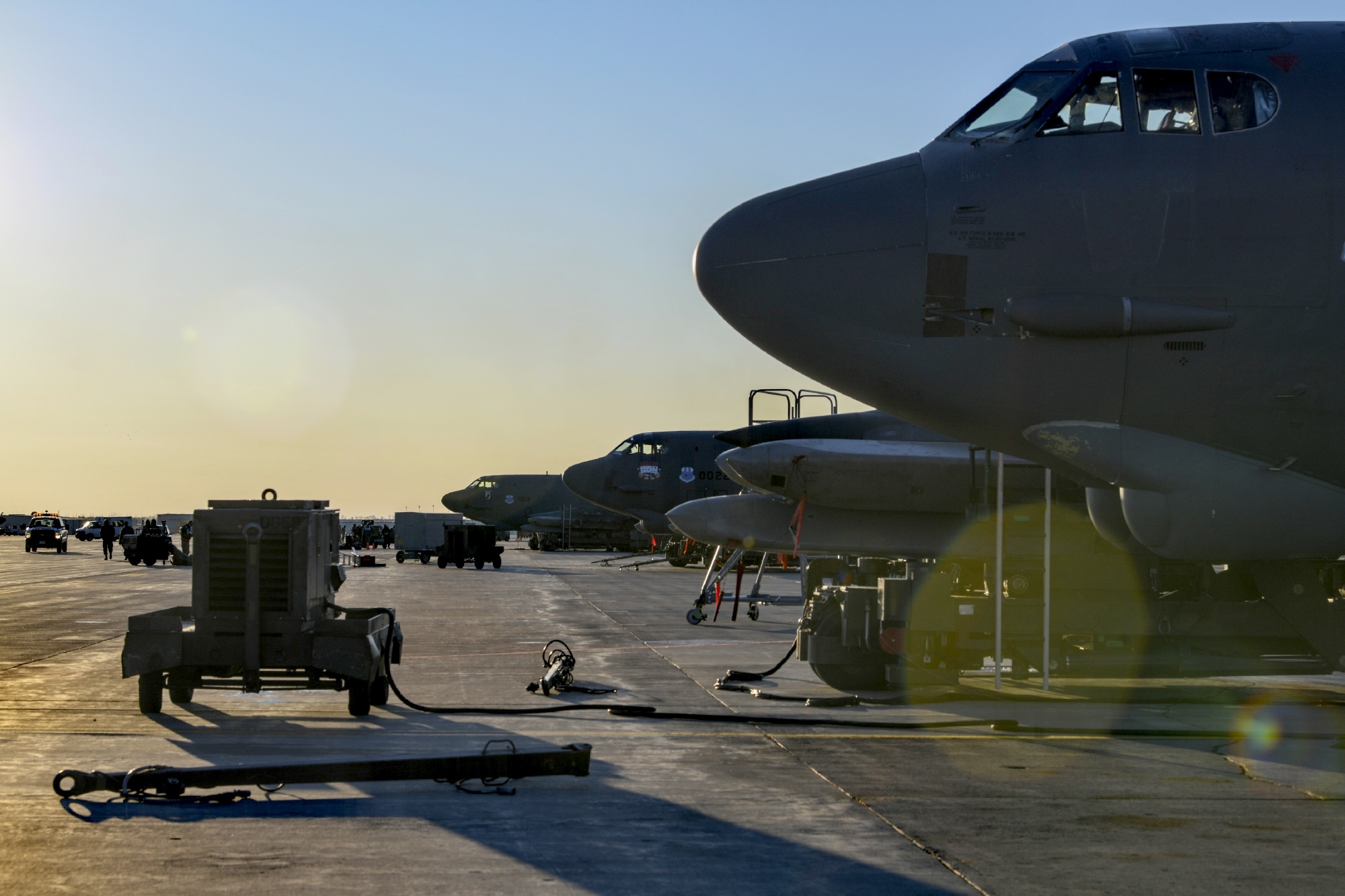 b-52同温层堡垒战略轰炸机挂载agm-86巡航导弹图集