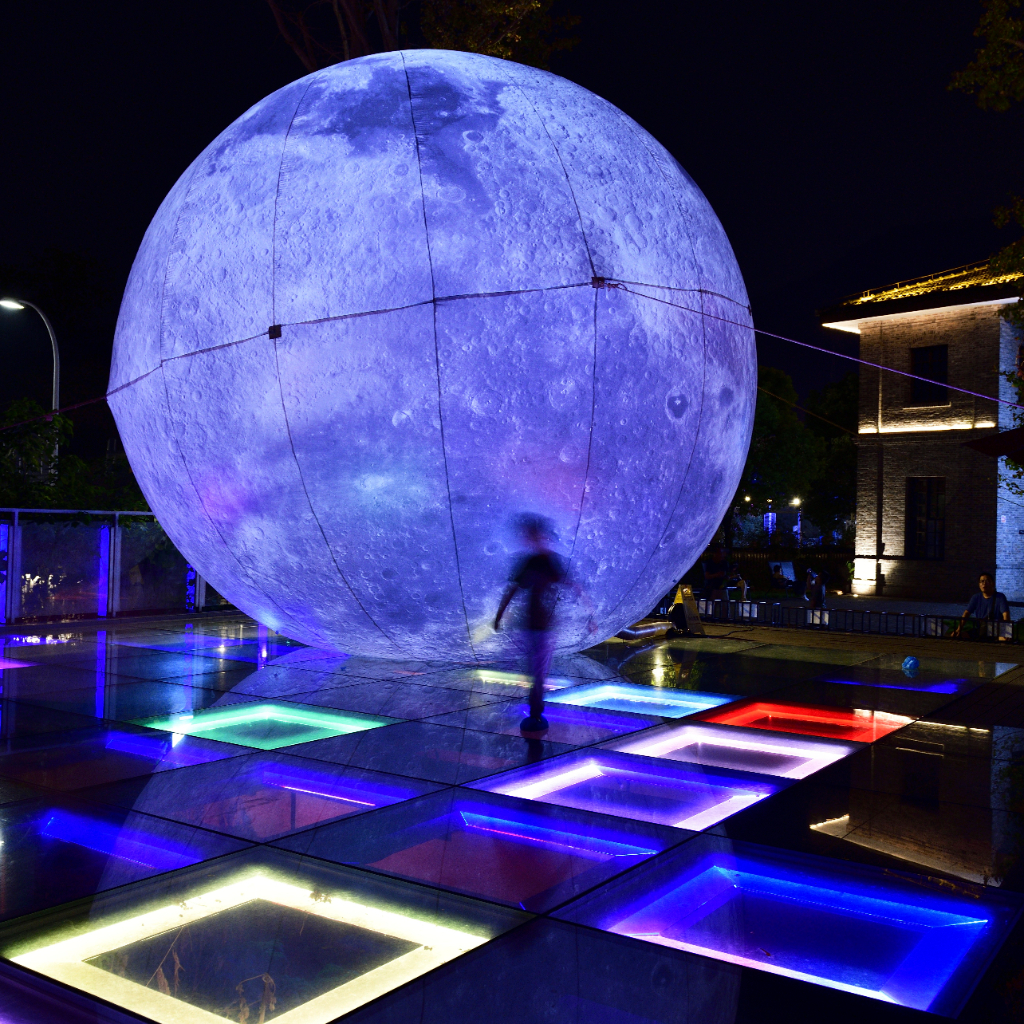 中秋佳节 重庆龙门浩老街现巨型"人造月亮"