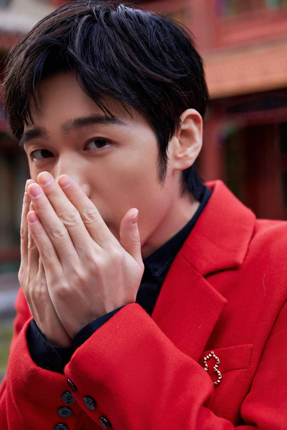 组图:白宇新年四合院写真曝光 红色西装展笑颜添冬日暖意