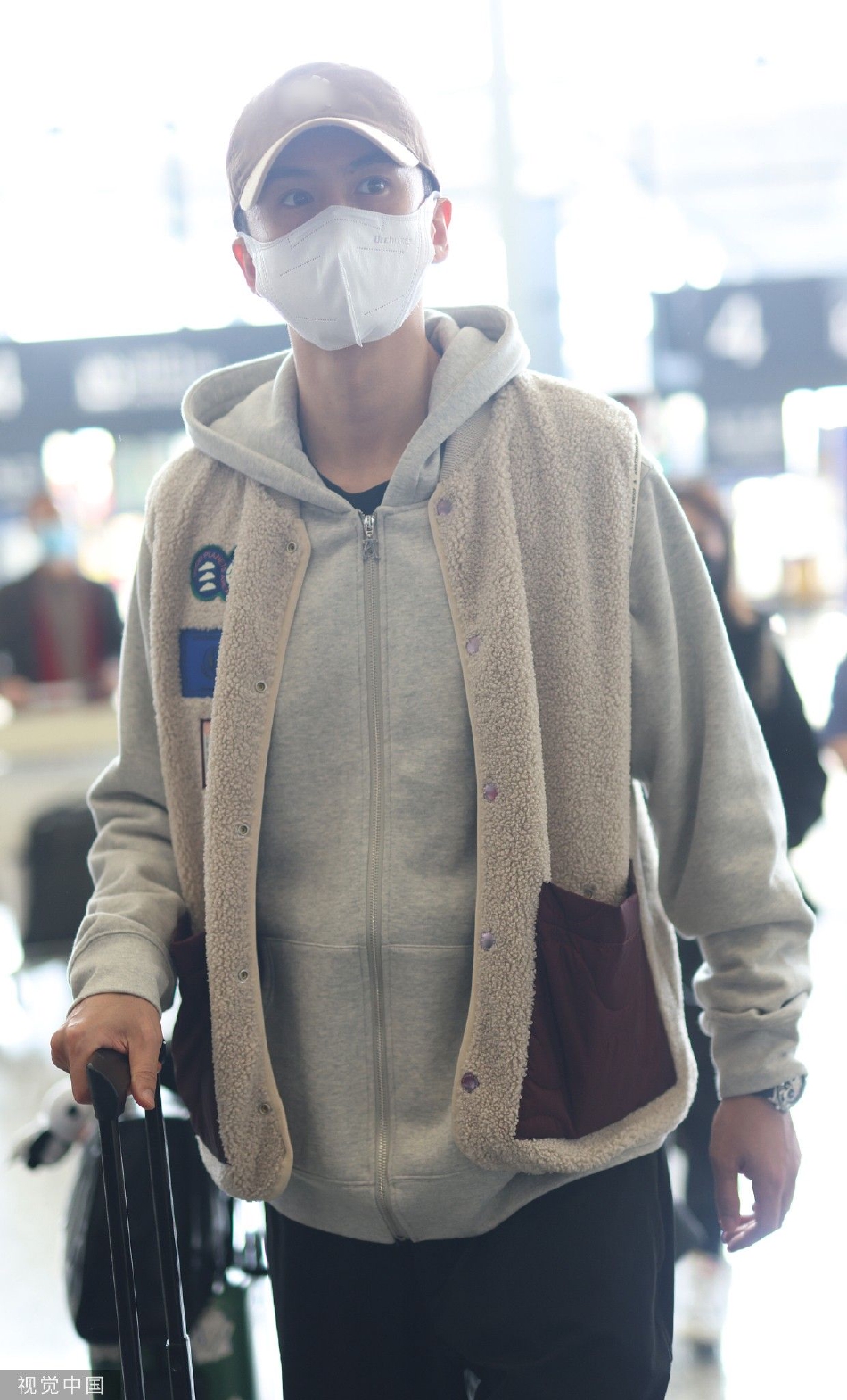 组图:张云龙戴鸭舌帽现身机场 穿灰色外套搭毛绒马甲少年感十足