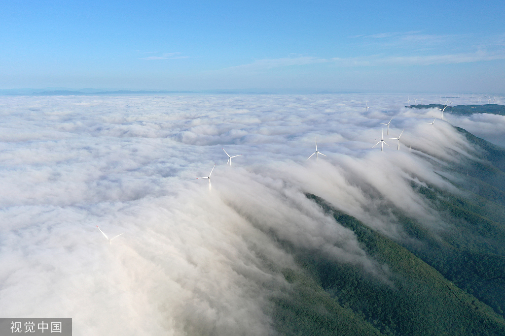 湖北荆门:云海翻滚如瀑布