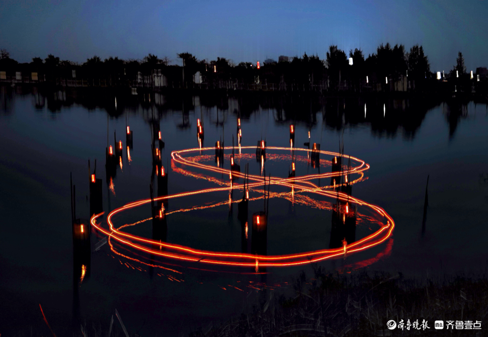 广西东兴市京岛,落日后的虾灯捕虾