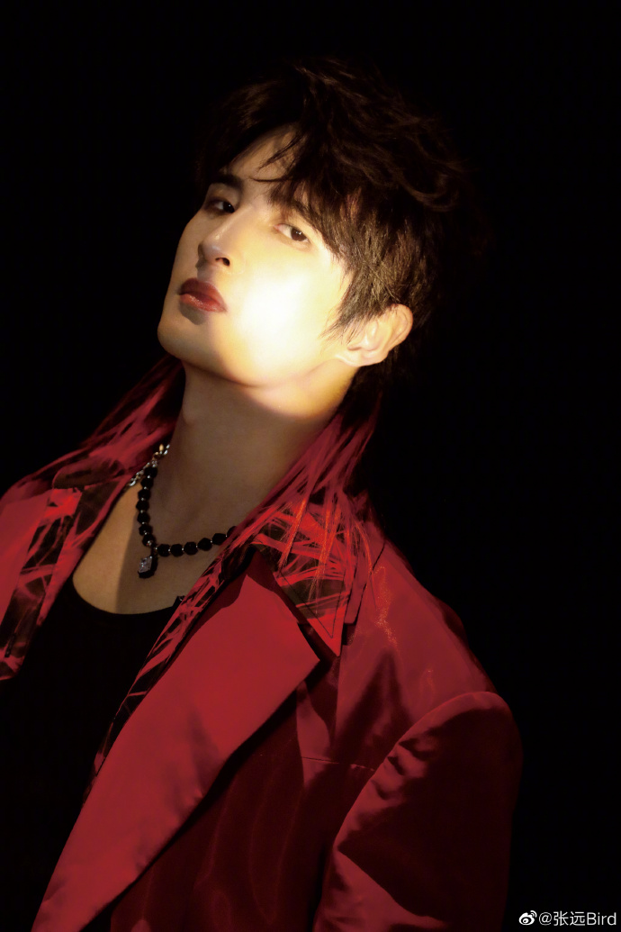 组图:张远红色皮衣造型九宫格写真 狼尾头烟熏妆cos撕漫男