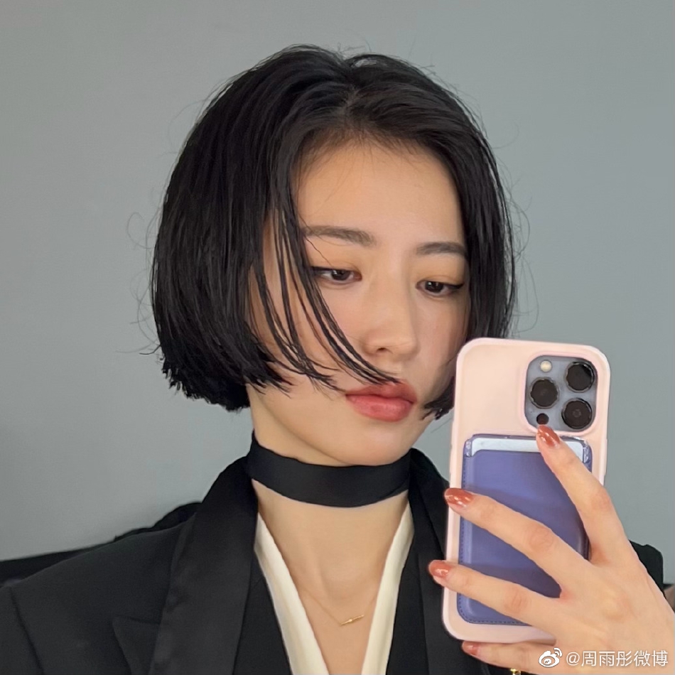 组图:周雨彤晒酷飒短发新造型 称剪头发会上瘾