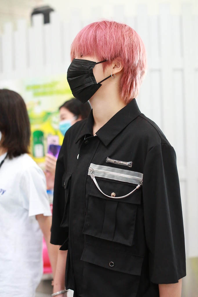 组图:林凡染粉发刘海遮眼酷劲十足 全黑look走路带风气场在线