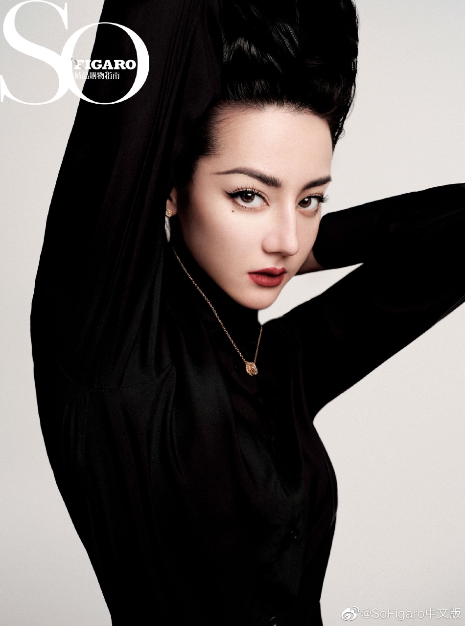 组图:迪丽热巴摩登复古造型时尚大气 眼神魅惑长腿纤细气场强