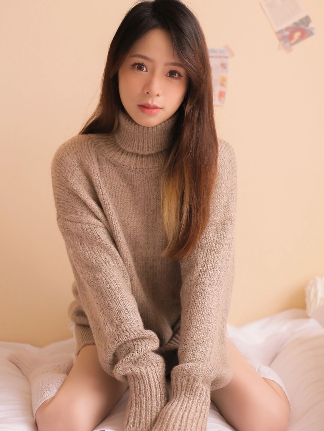 毛衣与美女似乎是绝配,带来温柔的氛围感,容貌漂亮更加怦然心动