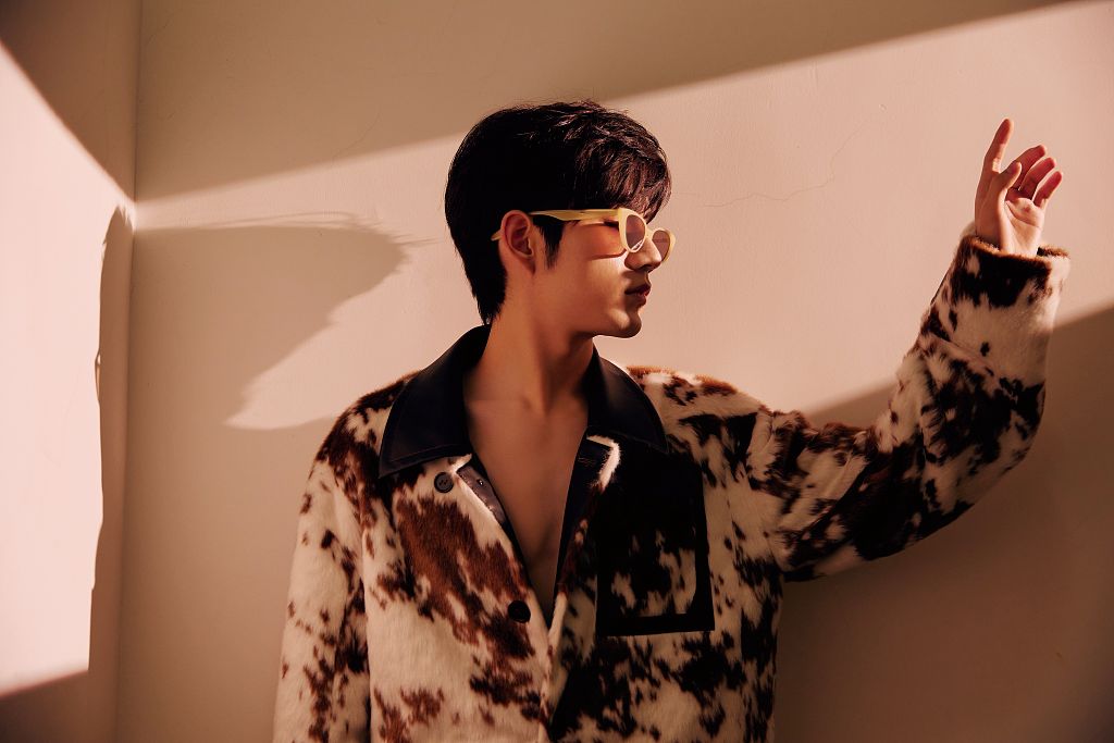 张颜齐摩登光影大片电影氛围拉满 戴墨镜神秘侧脸时尚感足