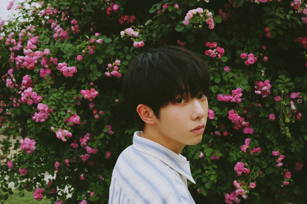 李俊濠520复古花间大片 拿心形剪纸花式表白粉丝