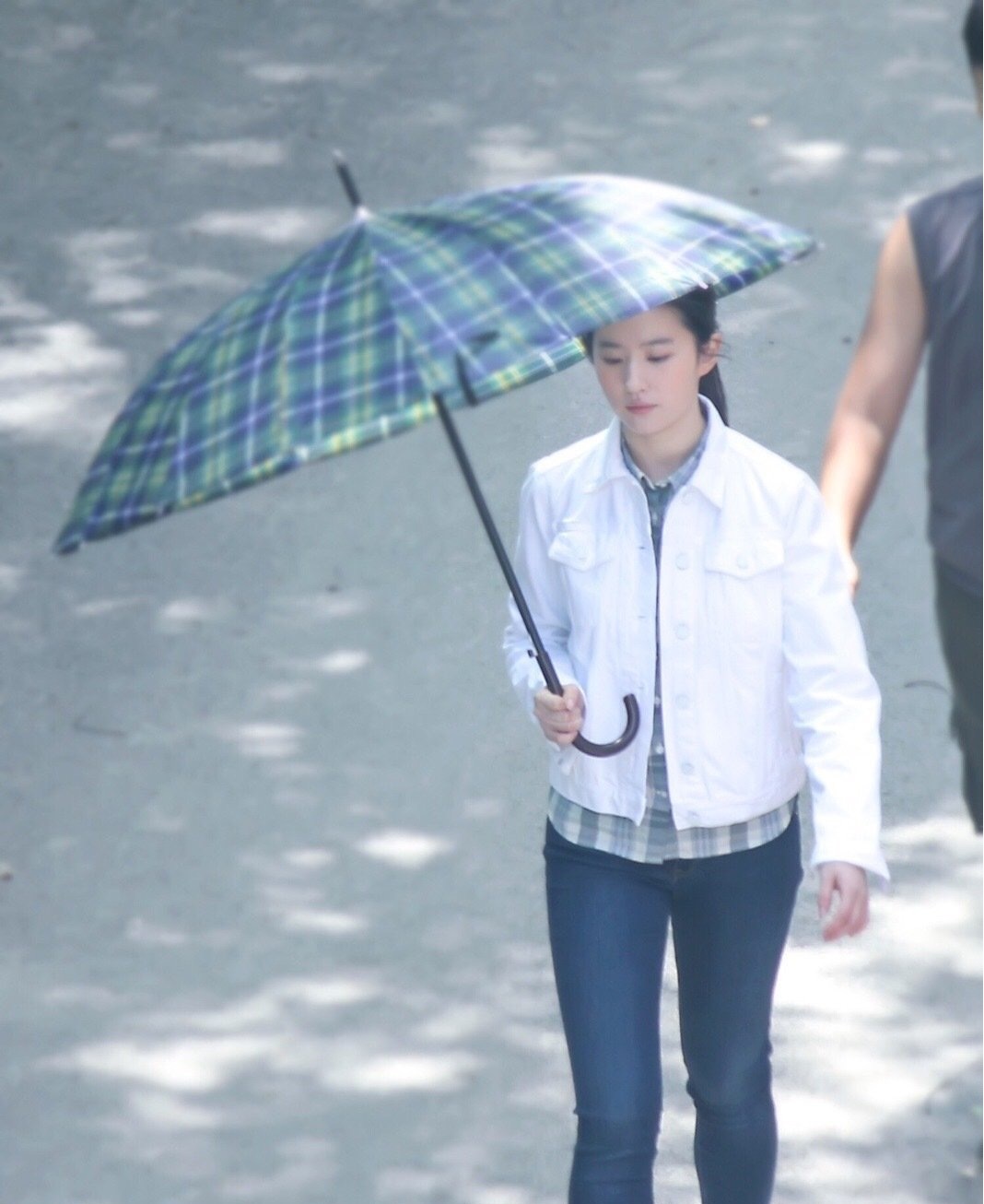 路人跟拍到的刘亦菲素颜照片,还是很美