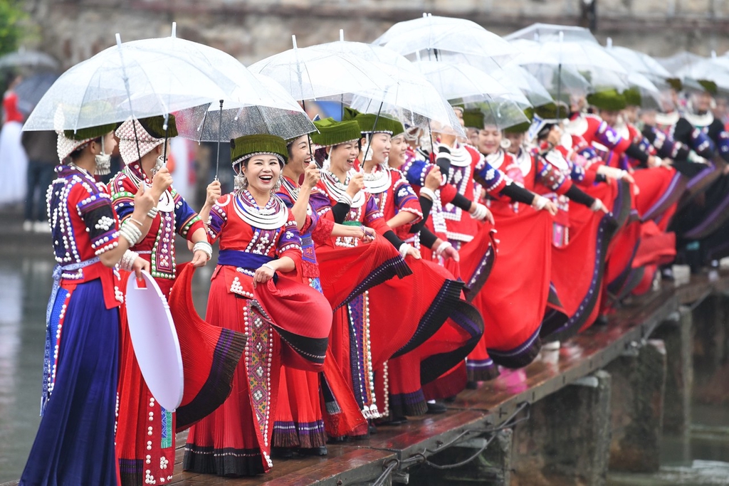 湖南凤凰古城上演苗族"河上服饰秀"