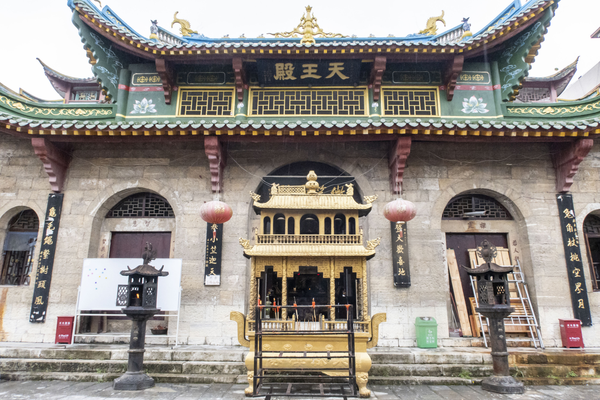 安顺东林寺,一座建筑很有特色的佛寺,香火也旺