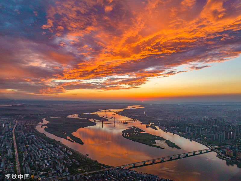 湖北襄阳:雨后汉江上空现瑰丽晚霞