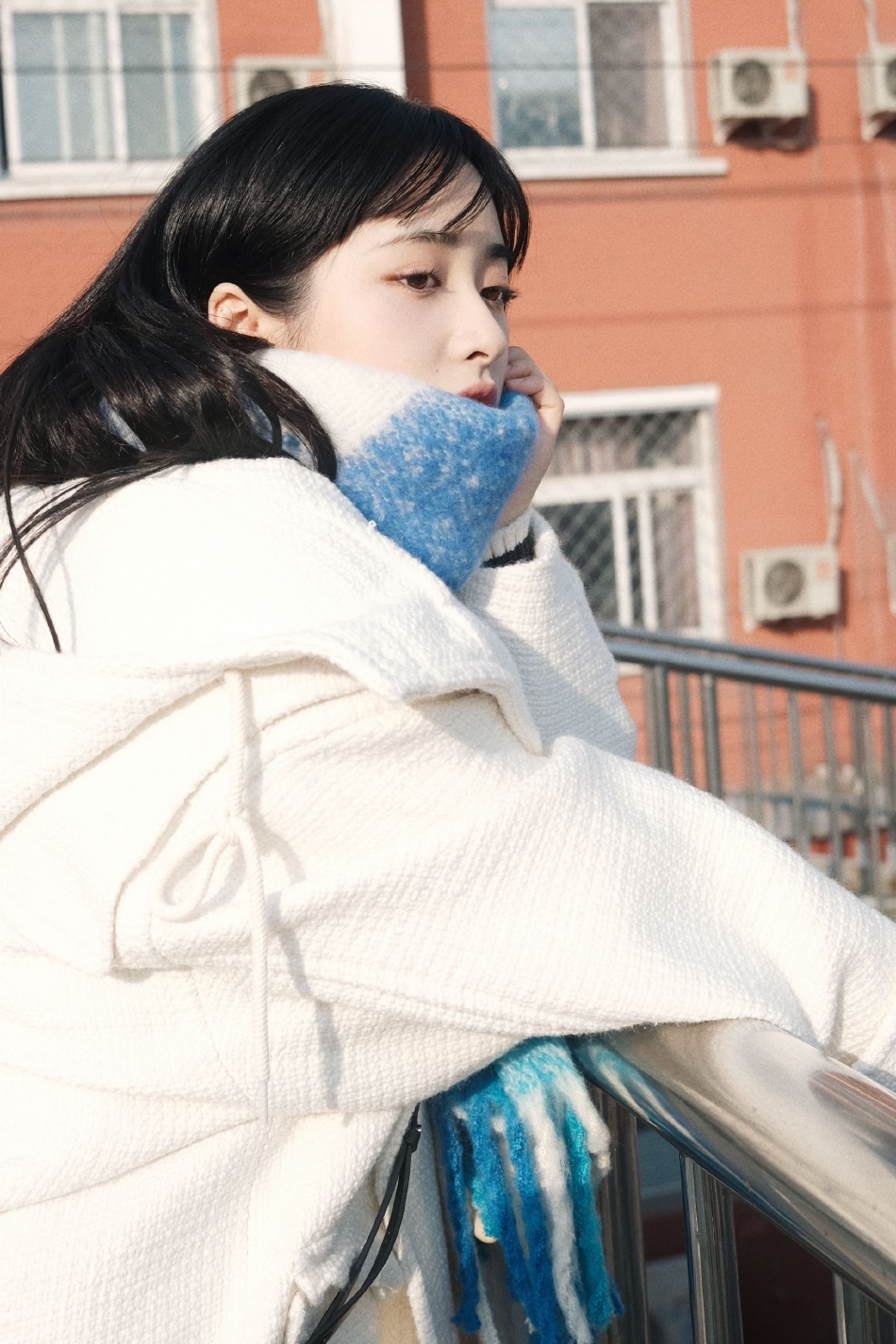 组图:沈月晒冬日随拍 白大衣搭配蓝色围巾温柔可人