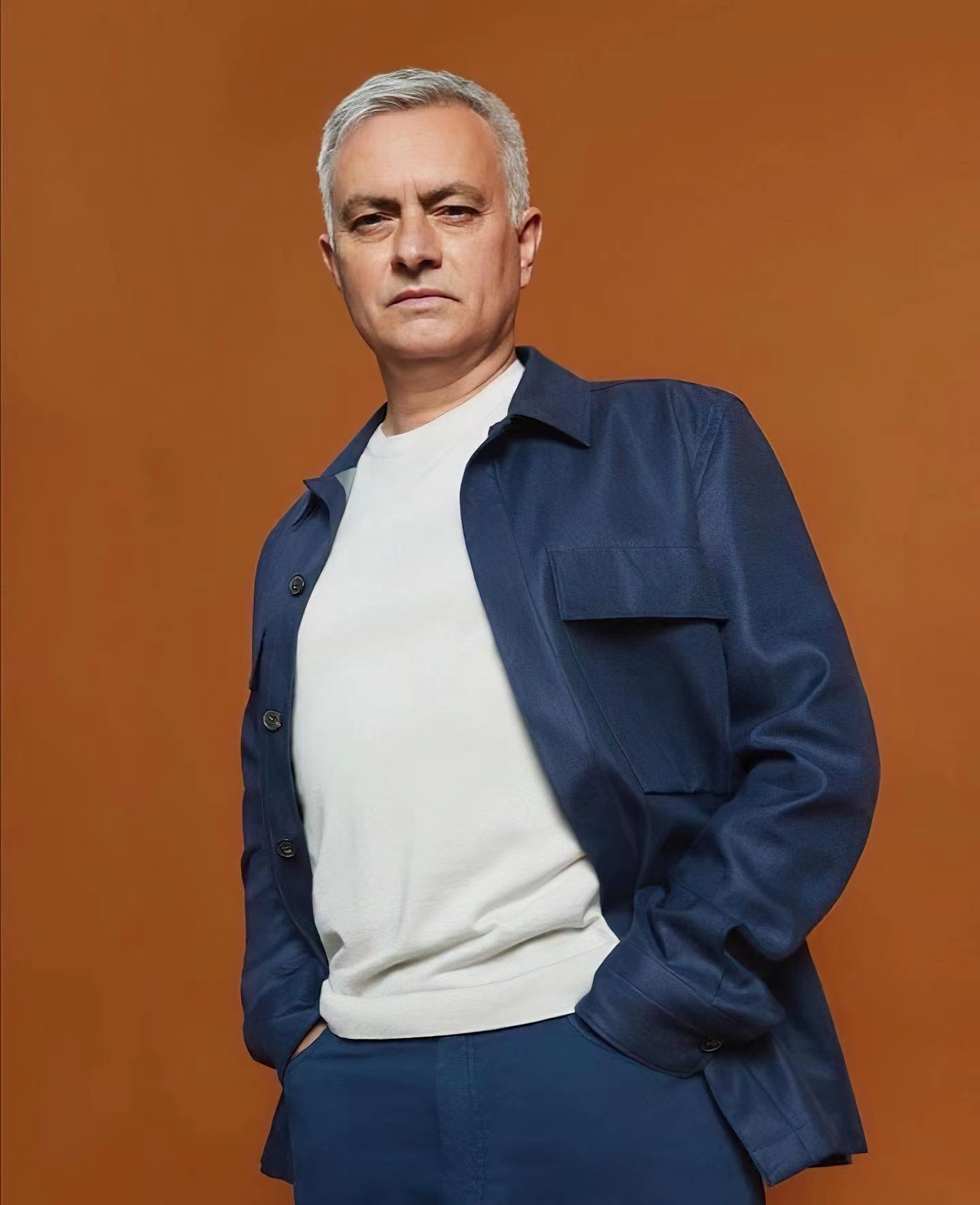 穆里尼奥为某时尚品牌拍摄的西装宣传照