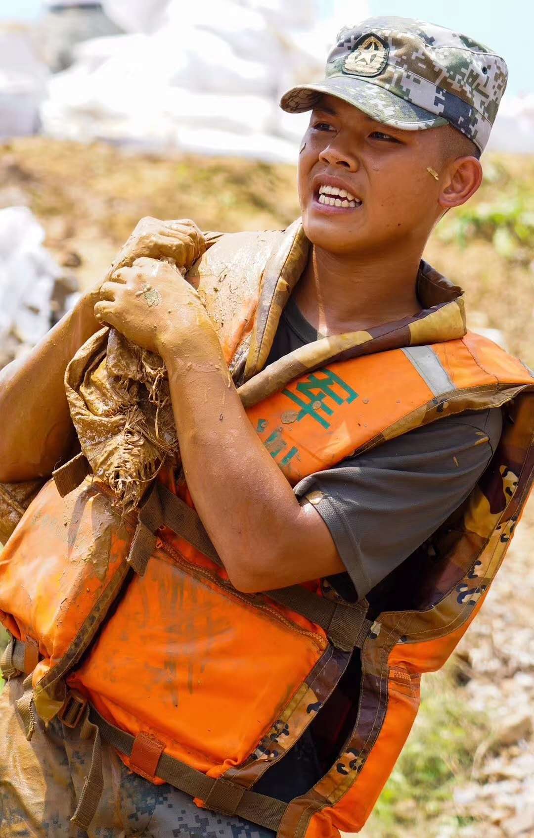 抗洪战士的肩膀图片