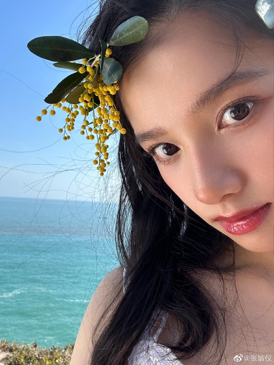 组图:张婧仪戴花环怼脸自拍 肌肤粉嫩零瑕疵颜值超抗打