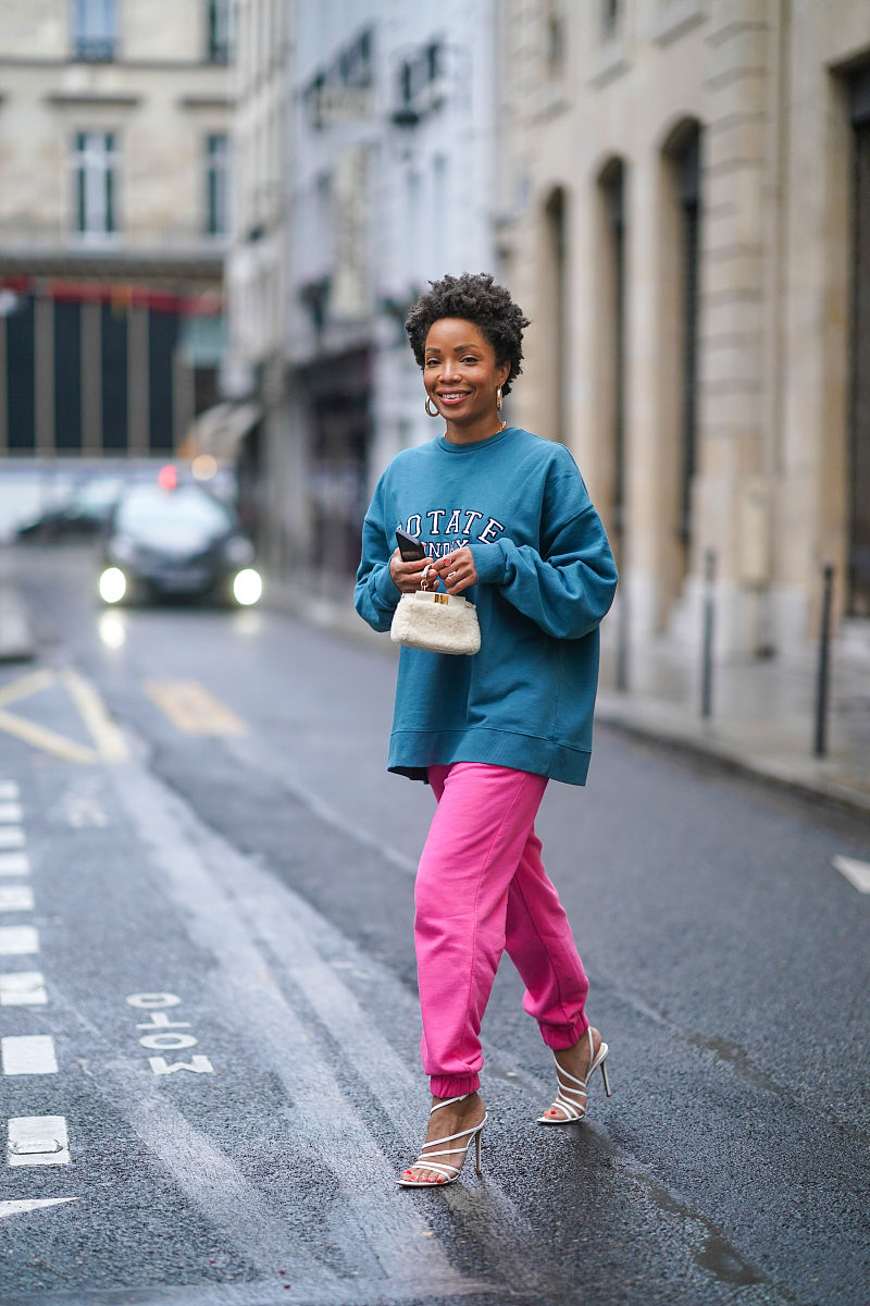 博主ellie delphine街拍:rotate卫衣 运动裤 fendi毛毛法棍包休闲撞色