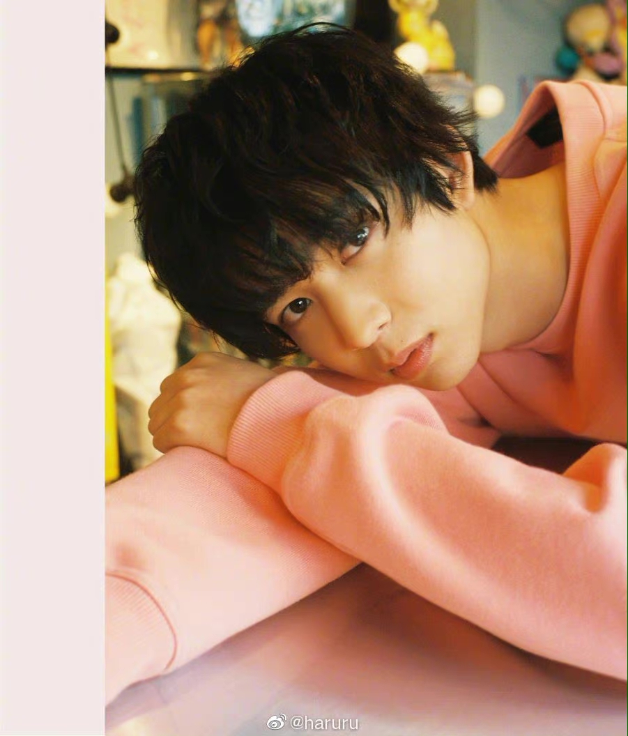 组图:铃木仁登杂志 女友视角新宿咖啡店约会