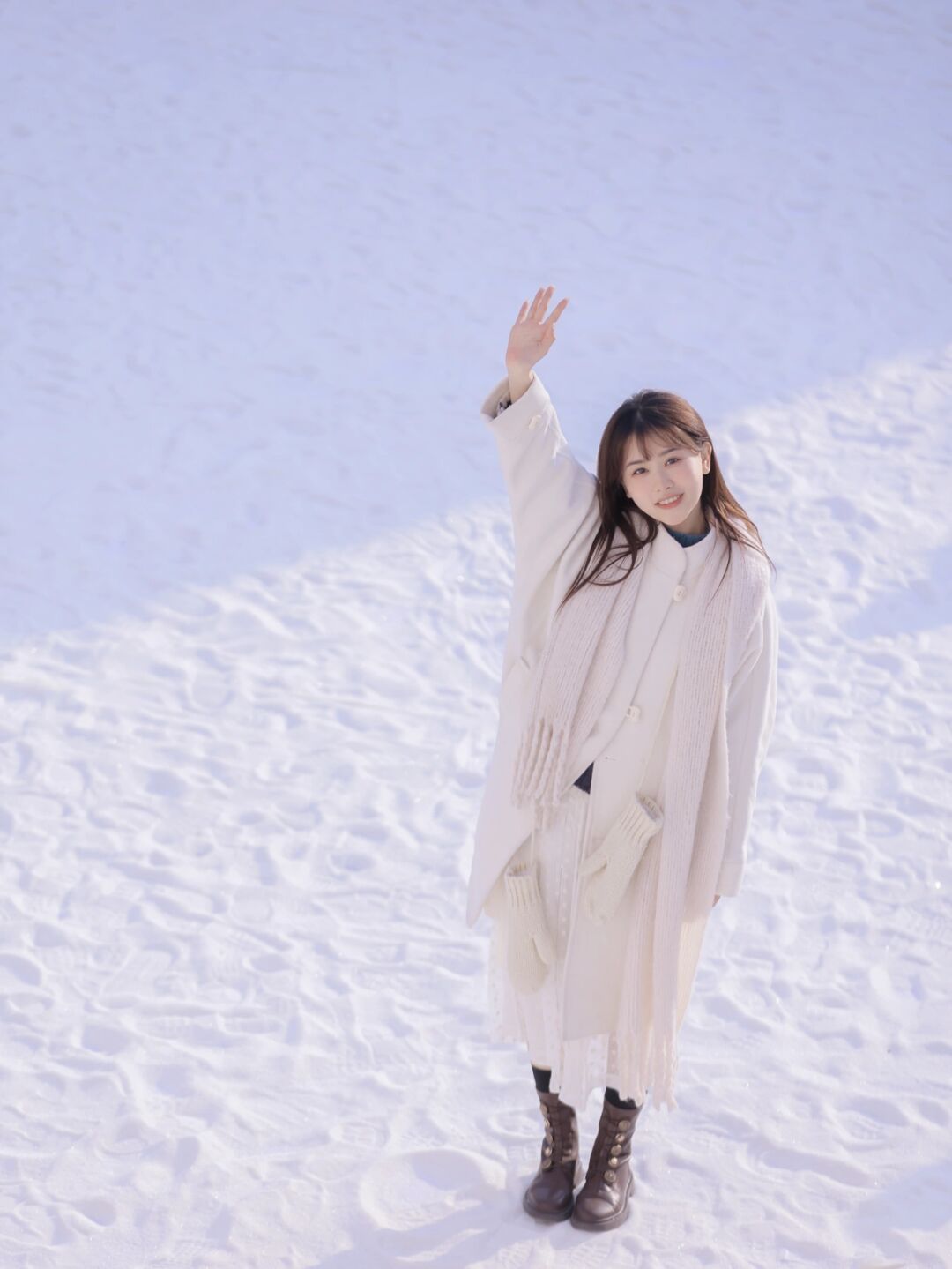 冬装也可以很漂亮,雪景中的女孩穿白色呢子大衣,搭配围巾好清纯