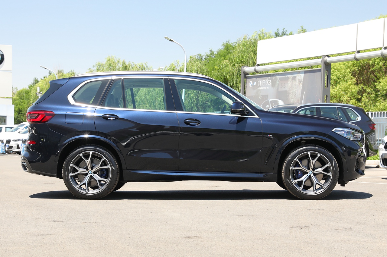 2021款宝马x5改款 xdrive40i尊享型m运动套装