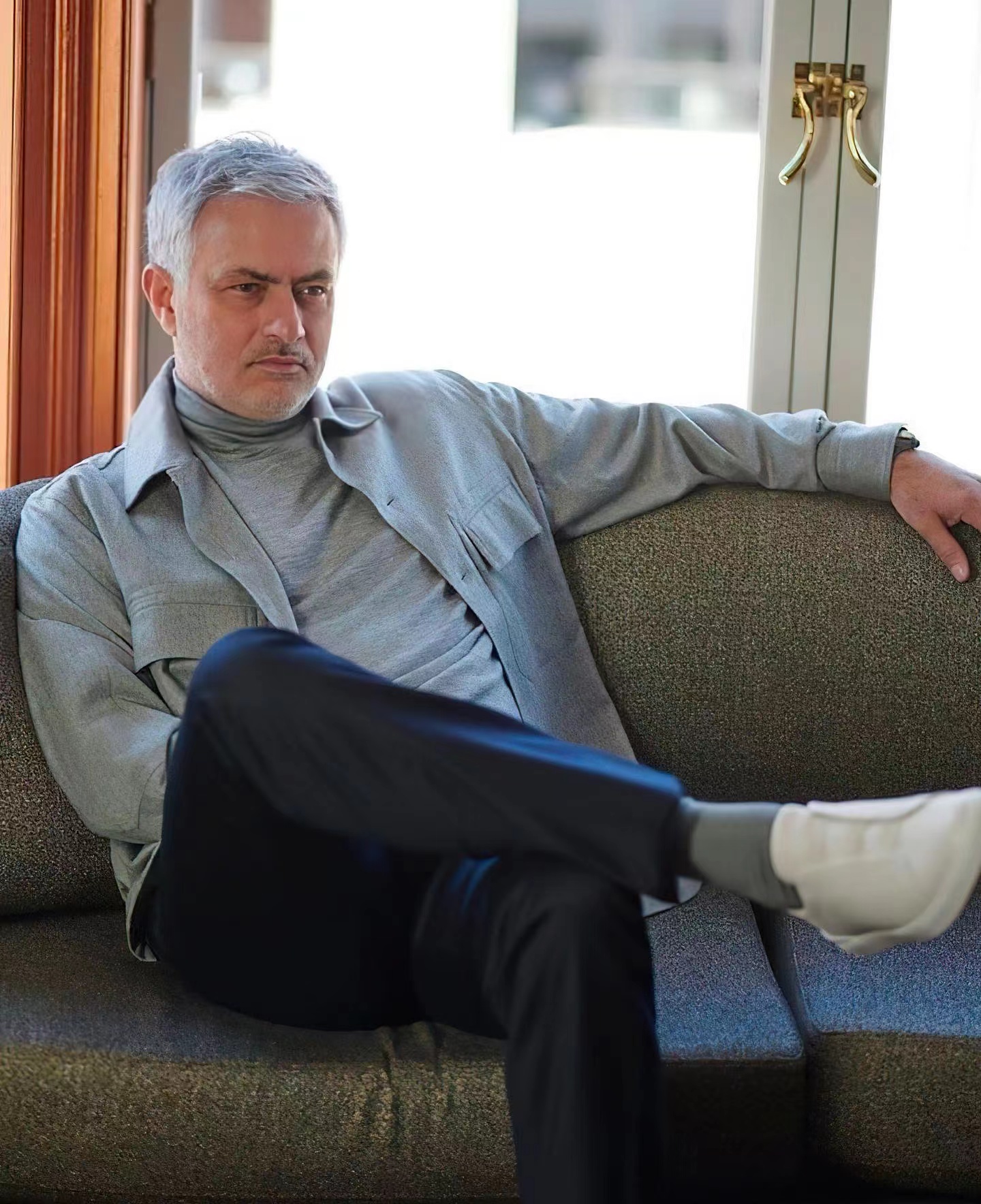 穆里尼奥为某时尚品牌拍摄的西装宣传照